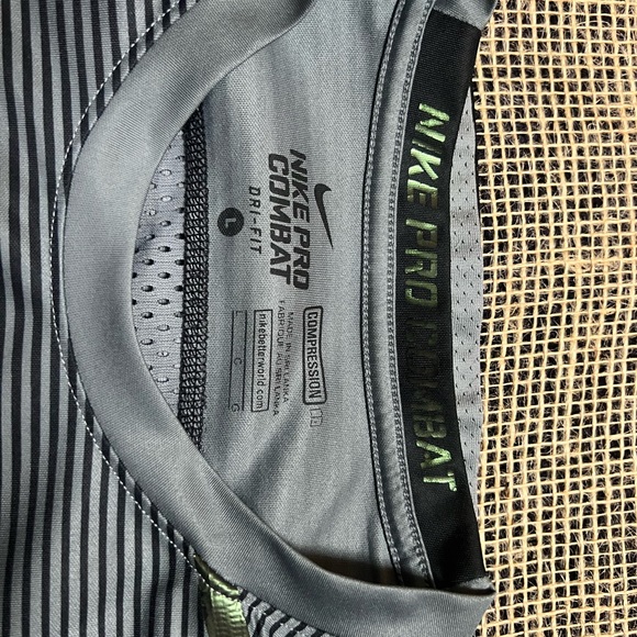 Nike Pro Combat Shirt - Picture 2 of 3